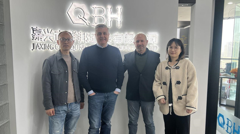 Ausländische Kunden besuchen Jiaxing Qunbang Hardware Co., LTD.